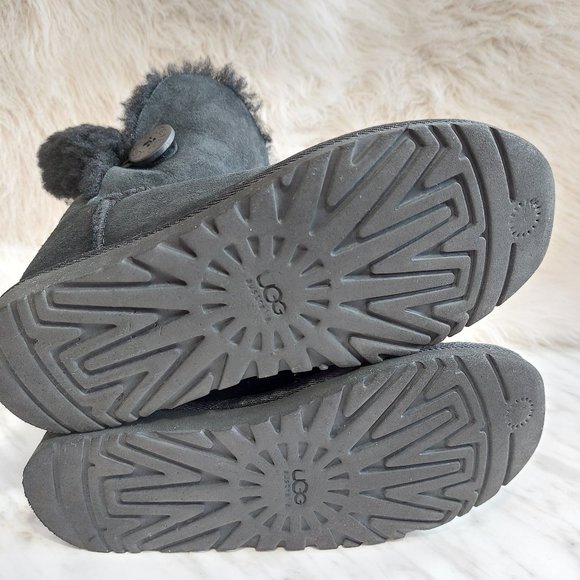 UGG Australia 5803 Bailey Button Women's Black Suede Boots Siz 6 - Picture 8 of 10